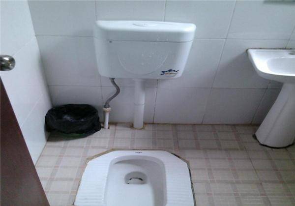 蹲式廁所堵了疏通竅門