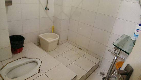 蹲式廁所堵了疏通竅門