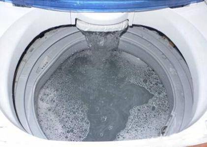洗衣機(jī)倒水進(jìn)去就漏水