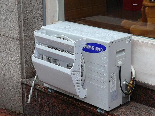 空調(diào)出風(fēng)口滴水是什么原因